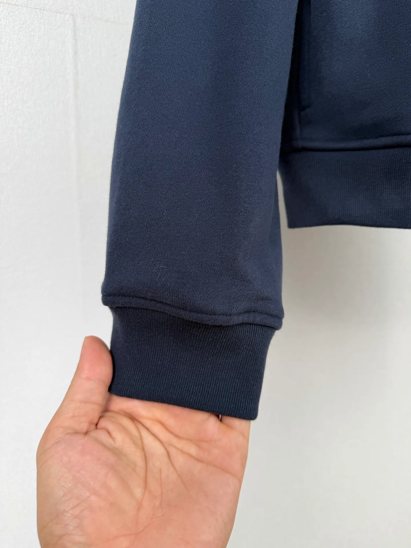 ACNE Studios embroidered logo zipper jacket. Customized cloud velvet double-ply soft cotton. Draped and crisp. The cloud is soft and skin-friendly. It is as quiet and melancholy as the deep sea mist blue. It smudges a collection-level luxury and elegance in silence. The echoing floral embroidery logo on the front and back is embroidered with fine silk thread to create the unique luxury logo totem of Acne Studios. It inherits the minimalist core of Scandinavia and integrates the edge of Retro street trend. The half-zip stand-up collar has a neat and elegant silhouette, redefining the style and aura of light luxury wear. Process 1: Using imported machine embroidery technology, using advanced computer control systems and precision mechanical components to realize the Acne Studios logo work with high precision and smooth and delicate lines. Process 2: The fabrics have been fermented and washed for better hand feel and texture. Not easy to deform, not easy to shrink, not easy to fade, and maintain long-term beauty. Accessories: Customized 1:1 Acne zipper Customized 1:1 Acne trademark Fit: Loose fit Size: S M L XL